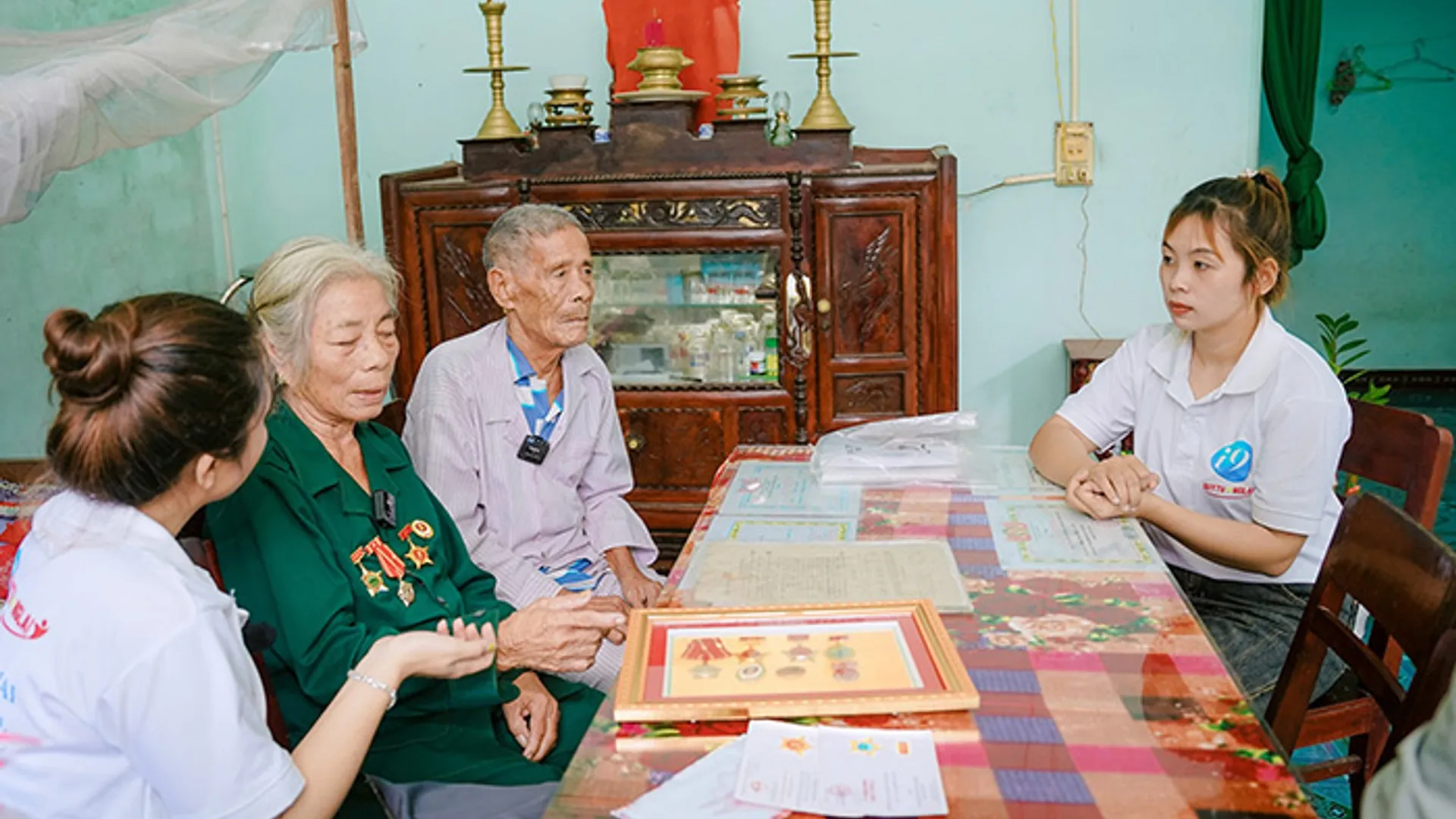 Hình ảnh đại diện cho điều khoản dịch vụ của 88i, hiển thị các tài liệu pháp lý và biểu tượng an toàn.