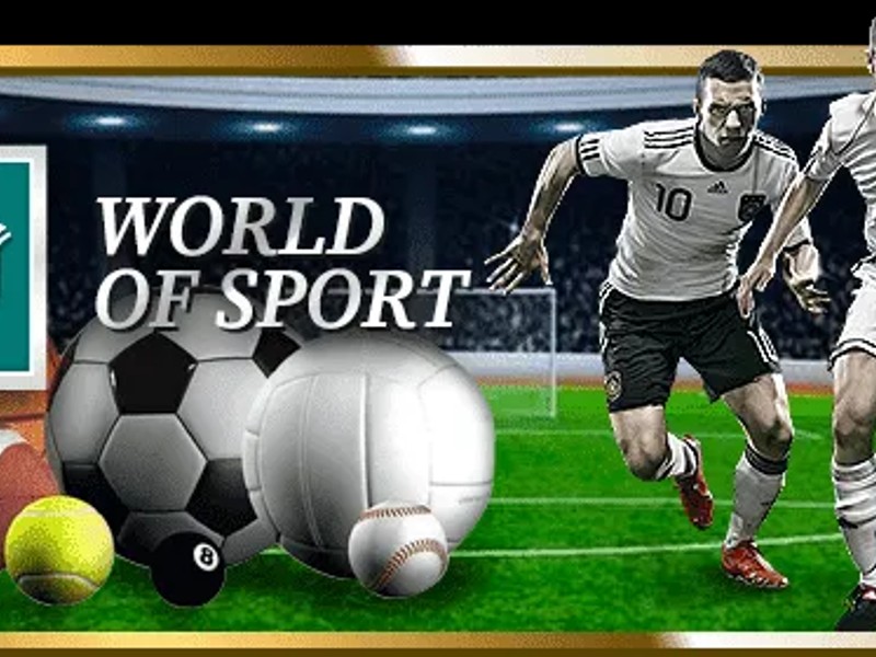 Quả bóng đá trên sân cỏ