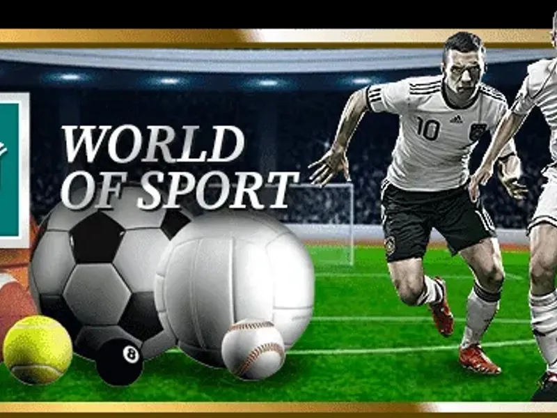 Quả bóng đá trên sân cỏ